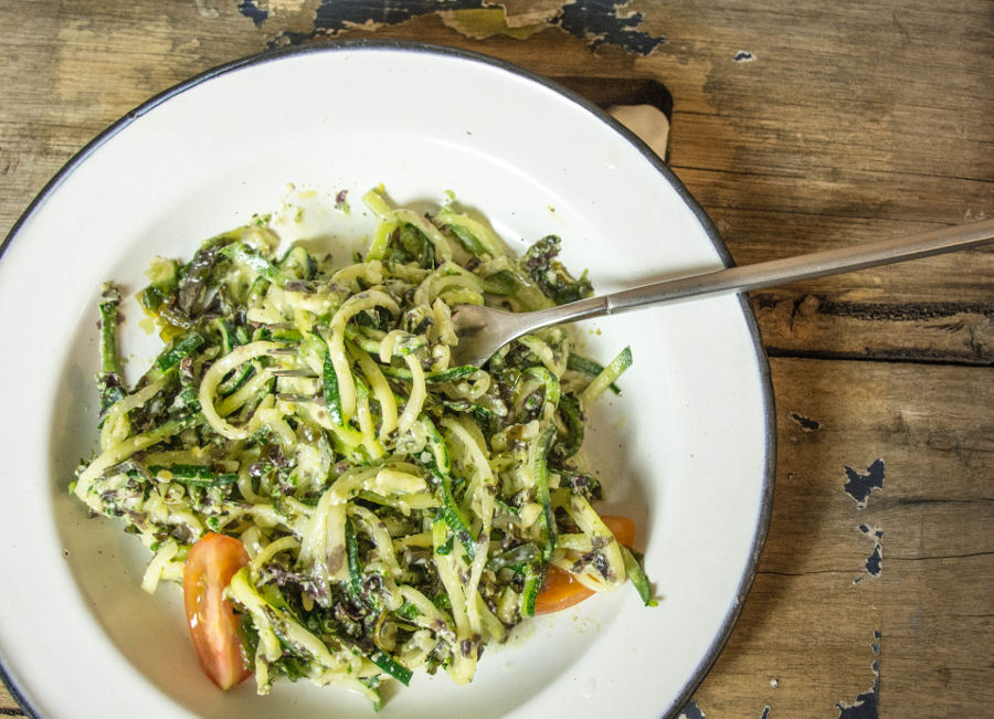 Zucchini-Pasta mit Algen-Hanf-Pesto
