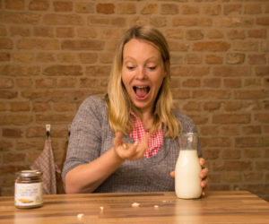 KULAU Chefin Josefine Staats präsentiert ihre selbstgemachte Cashew-Milch mit Cashewnüssen.
