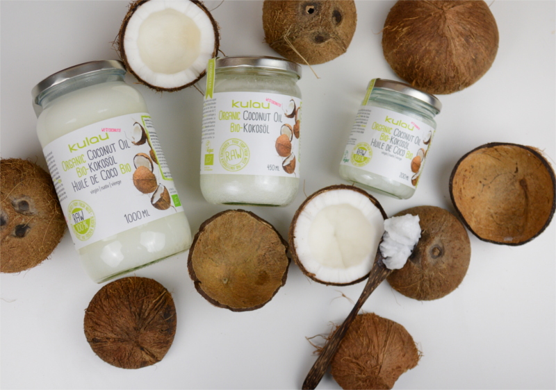 Foto vom KULAU Bio-Kokosöl mit offenen Kokosnüssen.