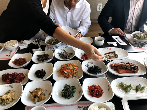 Viele Schalen mit koreanischem Essen